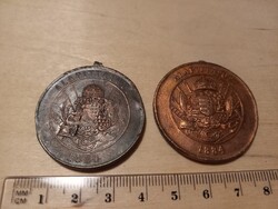 5 éves és 10 éves tűzoltó szolgálati érem fülek nélkül. Az V. éves a bevonás nyomaival