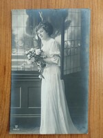 Bájos Nő, hölgy, fehér ruhában, rózsa virágcsokor, feladva 1912