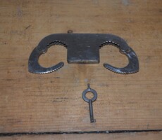 Fém hüvelykujj bilincs 1 kulccsal.