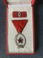 Munka Érdemrend ezüst fokozata kitüntetés szalagsávval, miniatűrrel dobozában