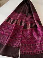 Kenzo márkàjú sál csokibarna alapon ragyogó színekkel, 165 x 42 cm