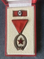 Munka Érdemrend bronz fokozata kitüntetés szalagsávval, miniatűrrel dobozában