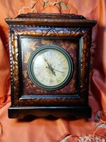 Kulcstartó fa szekrény  ajtaján  órával