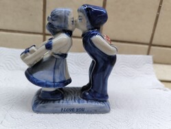 Keleti, kék színnel festett porcelán figurális szobor, puszit kapott fiú-lány, aranyos eladó!