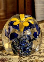 Gömb alakú üveg emlék levélnehezék – belsővirág kompozícióval, ’PARÁD’ felirattal