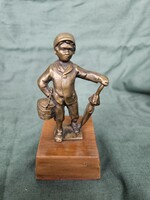 Réz Szobor kisfiú esernyővel