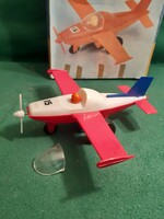 Régi repülő eredeti dobozában.