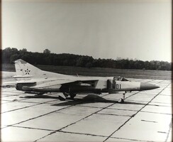 1X807 Magyar felségjelzésű MIG-23 repülőgép nagyméretű fénykép 62.5 x 52.5 cm