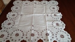 Kézi hímzés, fehéren fehér gyönyörű riselt terítő eladó.