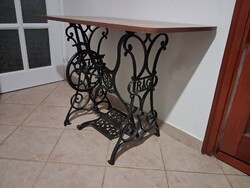 Régi öntöttvas lábú varrógép asztal,  lerakó asztalnak, számítógép asztalnak.