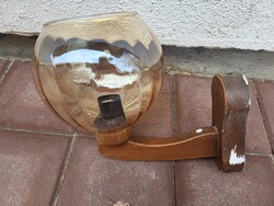 Vintage, retro, fából készült falikar, falilámpa irizáló, füstüveg búrával