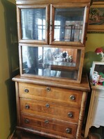 Intarziás vitrin eladó.