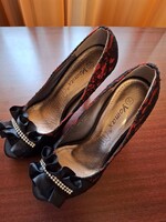 Csipkés fekete cipő