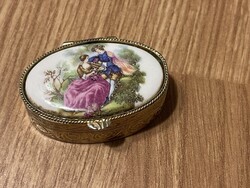 Tündéri jelenetes, gyógyszeres, ovális fém dobozka, szelence porcelán tetővel.