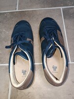 Eladó egy retró Tisza cipő.