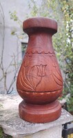 Tulipánmintás kézzel faragott népi fa váza 23 cm