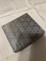 Kinai selyem tároló doboz osztott selyem béléssel.