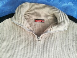 Lezser fazonú, bézs pulóver elején cipzárral