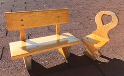 Kisméretű kézzel készített fenyőfa szék és pad babaházba - babának