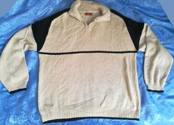 Lezser fazonú, bézs pulóver elején cipzárral