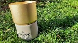 Modern stílusú Piper-Heidsieck pezsgősveder matt arany színben beton talapzaton