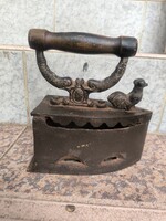 Antik öntöttvas kakas  és delfinekkel díszített szenes vasaló