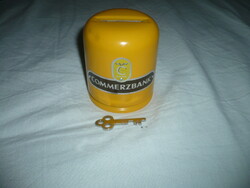 Reklám persely kulcsával commerzbank