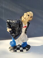 Humoros pincér figura – kézzel festett műgyanta dekor (25 cm)