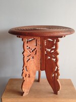 Kézzel faragott indiai intarziás fa kisasztal ,szèk– egzotikus díszasztal, 1960-as évek