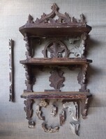 Kis barokk falipolc, restaurálásra szoruló.