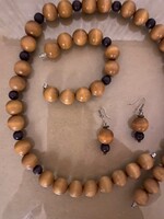 Nagyon szép fa,csiszolt " gyöngysor" csavaros zárral.Hossza: 65 cm Karkötő:20 cm és beakasztós füli.