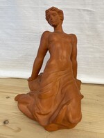 Tóth Vali kerámia támaszkodó nő