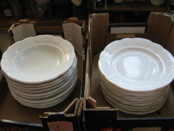 Antik ,  fehér porcelán, régi vastag , hullámos szélű paraszt , népi  leveses, lapos tányérok