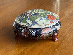 KÍNAI, PÁVA ÉS VIRÁG DÍSZÍTÉSŰ PORCELÁN FEDELES ÉKSZERTARTÓ, KEREK DOBOZ 13.5 CM