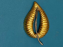 Nagyon szép,arany színű,bizsu bross / kitűző.Levél formájú. Teljesen új állapotban. 6,5x3,5 cm