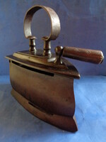 Az "E.LÖV Kikinda" kifejezés egy antik bronzból készült, faszénnel fűtött vasaló márkanevére utal.