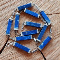 Különleges lápisz lazuli nyaklánc hasáb alakú szemekből, fém köztesekkel