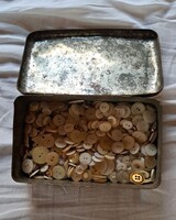 Régi Haeberlein–Metzger pléhdoboz – tele vintage gombokkal