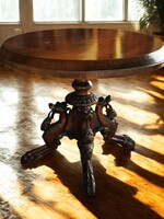 Kézzel faragott, tömörfa antik körasztal ritka lábazattal