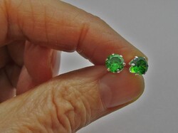 Szép kis ezüst fülbevaló zöld gránátokkal