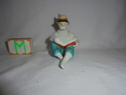 Hollóházi porcelán olvasó fiú figura, nipp