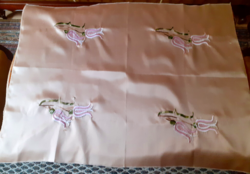 Új gépi hímzéses tulipános asztalterítő, terítő.70x92 cm