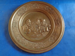 Dekoratív bronz fali tányér ,vidám életkép 19. századi  francia országból