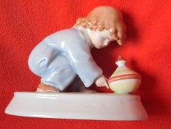 Hibátlan! Zsolnay Sinkó búgócsigával játszó gyermek porcelán figura pajzspecsétes jelzéssel