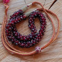 Különleges fűzésű gránát nyaklánc állítható zsinórláncon