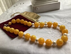 Bakelit sárga édesvízi gyöngyökkel és gyöngyös díszcsattal