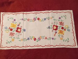 Kalocsai mintás hímzett terítő