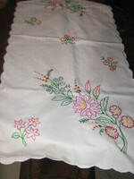 Gyönyörű kalocsai hímzett terítő futó