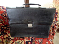 A képen egy fekete bőrből készült SANCHEZ aktatáska látható.