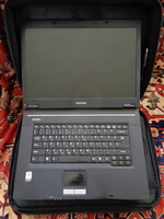TOSHIBA LAPTOP TÁSKÁJÁBAN